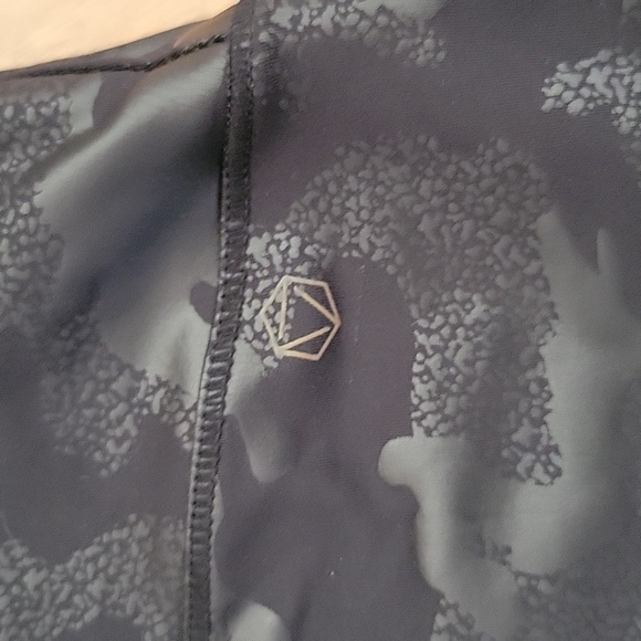 Ar-33 Mid Rise Legging in Black Camo Pattern XL - Picture 3 of 8